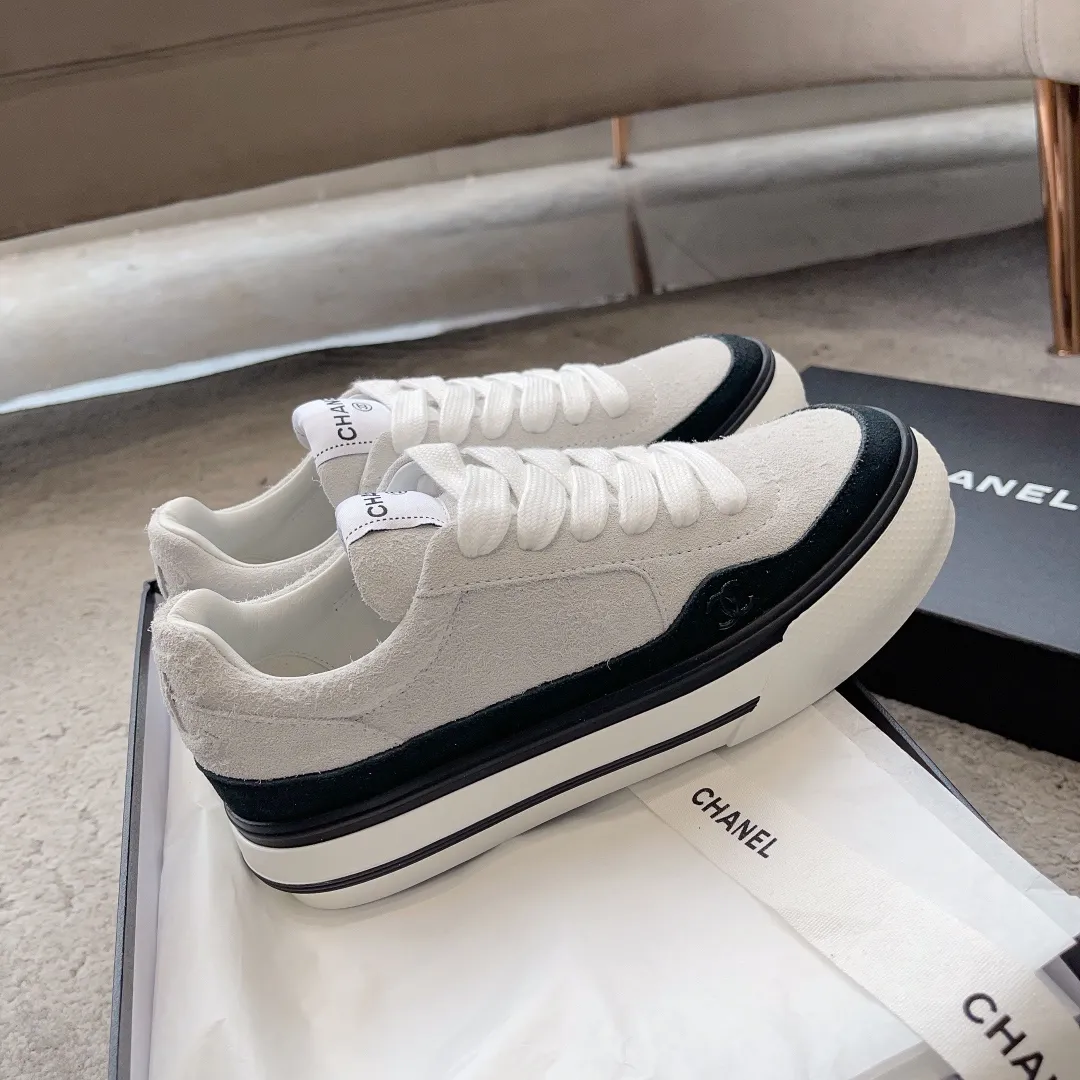 👟👟Ex-factory price 520👟👟 Chanel 23b new panda shoes C's new casual white shoes sneakers There is a reason why these shoes are so popular 🔥 They are so comfortable. They are a shoe that coexists with comfort, beauty and versatility. You can easily walk ten thousand or twenty thousand steps without any pressure. The original development last shape is delicate and stylish, and you are not afraid of wide feet. It will not make your feet fat, and it looks good and comfortable on your feet! It feels very light on the feet! Comfortable and breathable! Super whitening‼ ️It’s really a perfect match. Upper: first-layer cowhide/➕sheepskin lining. Exclusive 1:1 original customization [different from market currency‼ ️】The foot pads are made of imported mixed sheepskin, which is breathable and comfortable! ✔ T👟👟Ex-factory price U outsole exclusive original development private model! Differentiating the market rubber outsole‼ ️✔ Size: 35-39 (40 orders cannot be returned or exchanged)